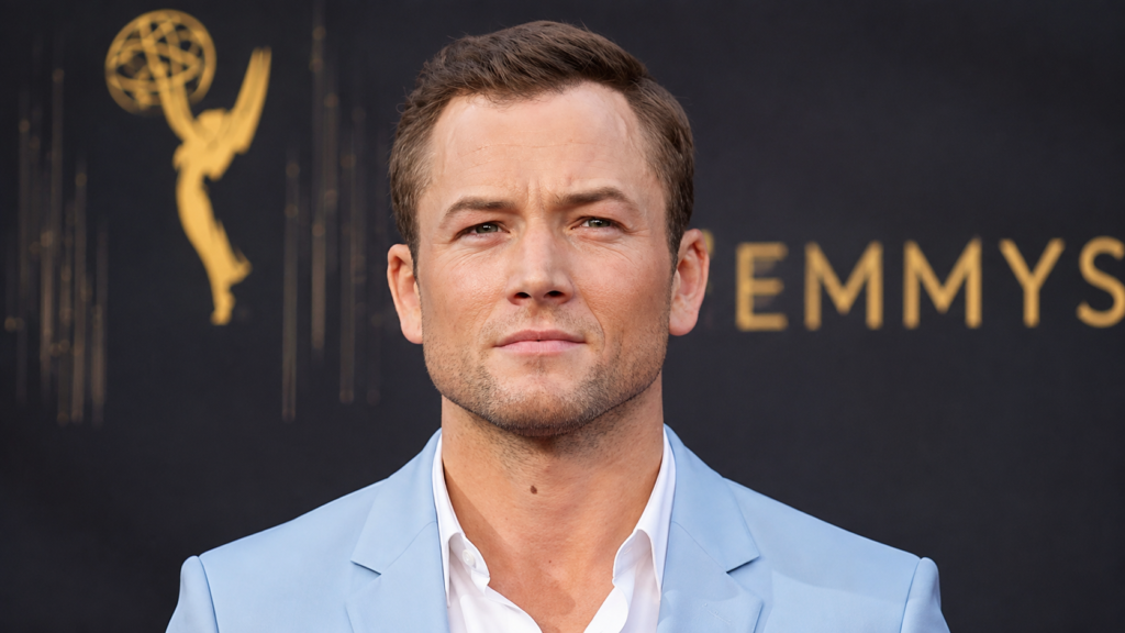 Taron Egerton hair in a classic side part hairstyle at an award show